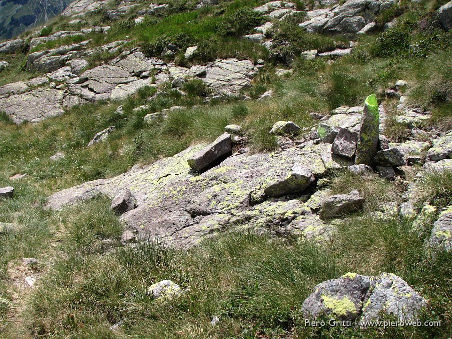 Valcorte 164.jpg - Il sentiero di discesa al Passo della Marogella è segnato con bolli verde fluorescente